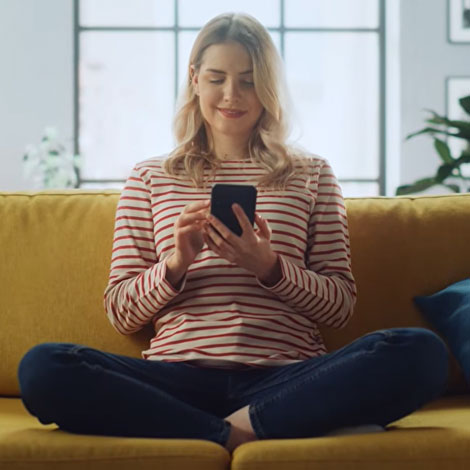 Mulher observa o telemóvel